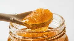 O mel cristalizou — isso significa que está estragado? Os apicultores já explicaram há muito tempo o que isso significa.