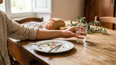 Beber água após as refeições é prejudicial? Especialistas explicaram o que realmente acontece