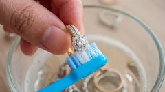 Limpar joias com pasta de dentes: o truque que dá brilho e pode estragar as peças