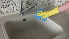 Como limpar uma banca de pedra artificial sem riscar: guia simples para gordura, calcário e manchas