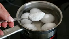 É necessário salgar a água ao cozinhar ovos? O que realmente acontece