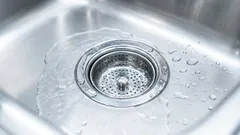 Se há cheiro de esgoto na casa — passos simples que realmente ajudam