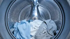 O que se esconde nas roupas novas compradas em lojas e por que é necessário lavá-las antes de usá-las pela primeira vez