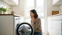 Esqueceu a roupa na máquina de lavar durante a noite? Eis porque enxaguar não resolve e o que fazer a seguir.